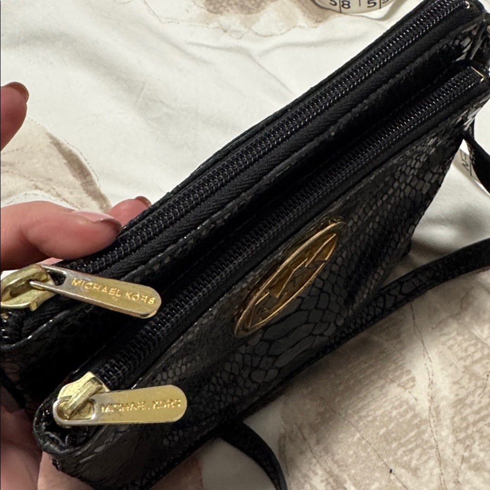 Michael Kors Black shiny leather snake skin cross body purse gold hardware - Picture 13 of 14